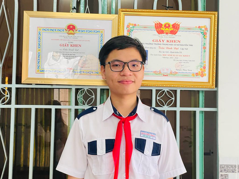 Đình Đạt cũng là học sinh xuất sắc khối 9 với điểm trung bình cả năm là 9.9. Ảnh: Đài Phát thanh - Truyền hình An Giang. Đình Đạt cũng là học sinh xuất sắc khối 9 với điểm trung bình cả năm là 9.9. Ảnh: Đài Phát thanh - Truyền hình An Giang.