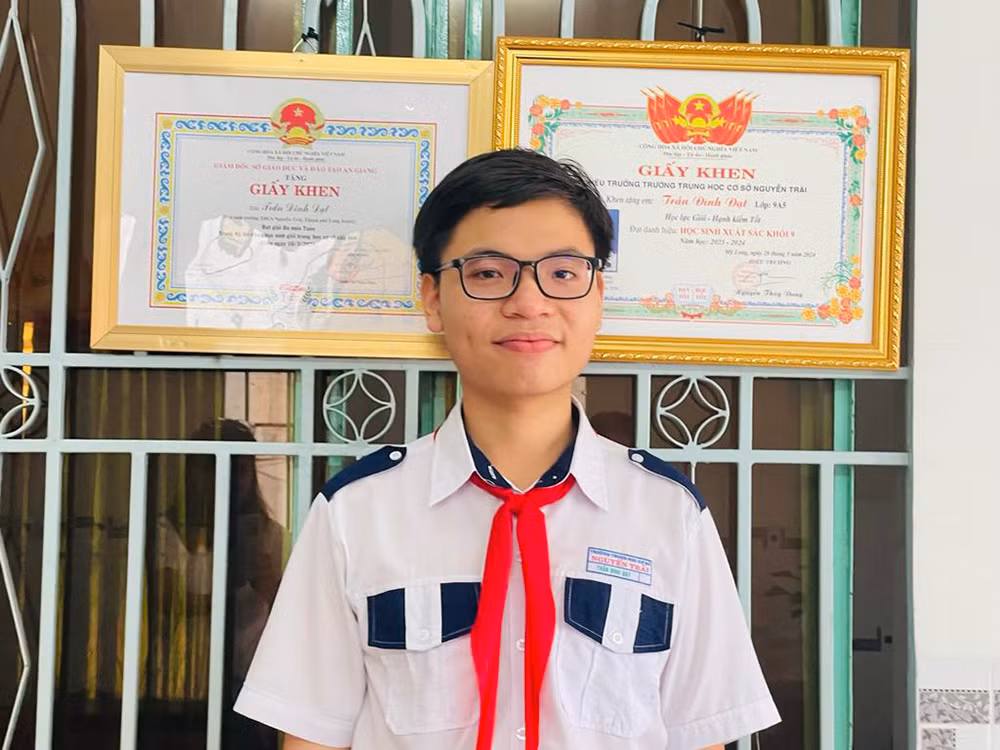 Đình Đạt cũng là học sinh xuất sắc khối 9 với điểm trung bình cả năm là 9.9. Ảnh: Đài Phát thanh - Truyền hình An Giang.