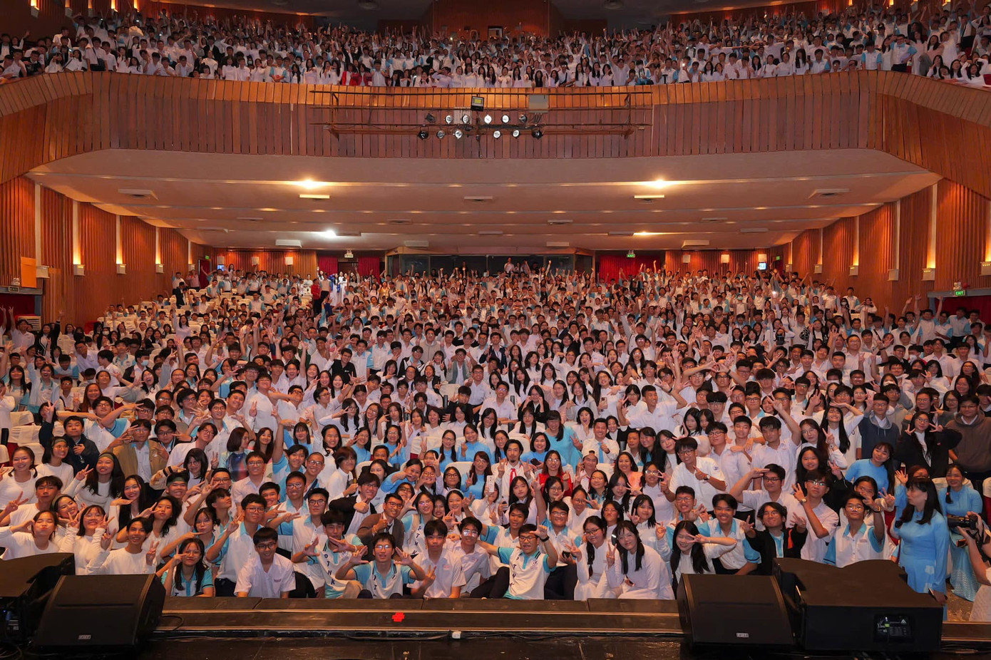 Sự xuất hiện của Đen Vâu tại lễ khai giảng đã nhận được rất nhiều sự ủng hộ hết mình của thầy cô và teen tại Phổ thông Năng Khiếu.