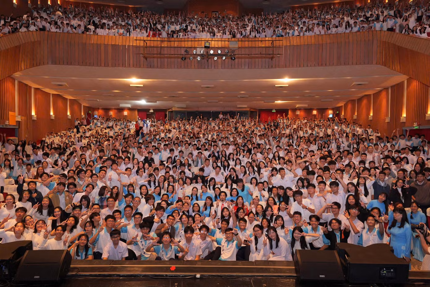 Sự xuất hiện của Đen Vâu tại lễ khai giảng đã nhận được rất nhiều sự ủng hộ hết mình của thầy cô và teen tại Phổ thông Năng Khiếu.