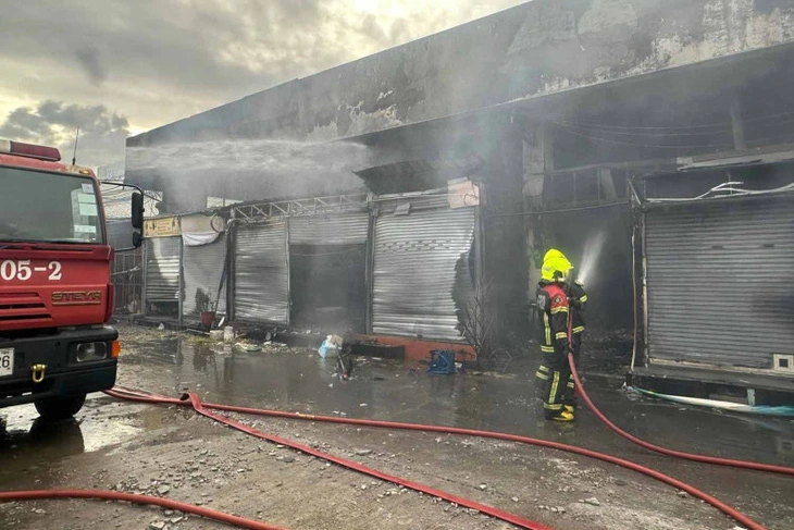 Theo điều tra sơ bộ, vụ hỏa hoạn đã làm hư hại hầu hết 118 cửa hàng. Ngọn lửa có thể do chập điện và hiện không có báo cáo thương vong về người. Ảnh: BBC. Theo điều tra sơ bộ, vụ hỏa hoạn đã làm hư hại hầu hết 118 cửa hàng. Ngọn lửa có thể do chập điện và hiện không có báo cáo thương vong về người. Ảnh: BBC.