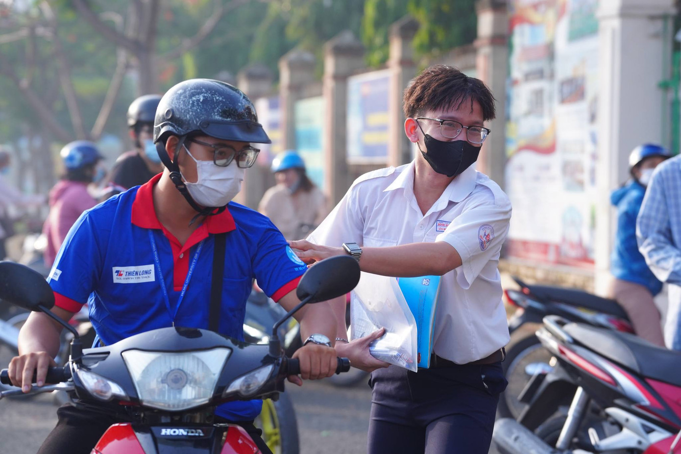Nhiều tình huống &quot;dở khóc dở cười&quot; sáng vào sáng hôm nay đã được &quot;hoá giải&quot; bởi đội tiếp sức. Ảnh: Tiếp sức mùa thi - TP.HCM