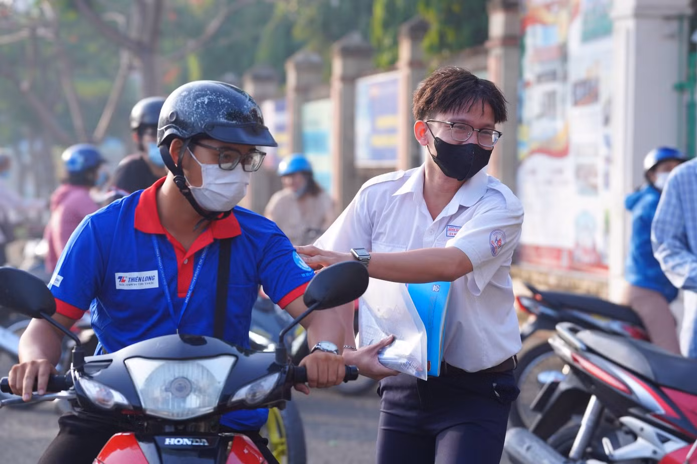 Nhiều tình huống "dở khóc dở cười" sáng vào sáng hôm nay đã được "hoá giải" bởi đội tiếp sức. Ảnh: Tiếp sức mùa thi - TP.HCM Nhiều tình huống "dở khóc dở cười" sáng vào sáng hôm nay đã được "hoá giải" bởi đội tiếp sức. Ảnh: Tiếp sức mùa thi - TP.HCM