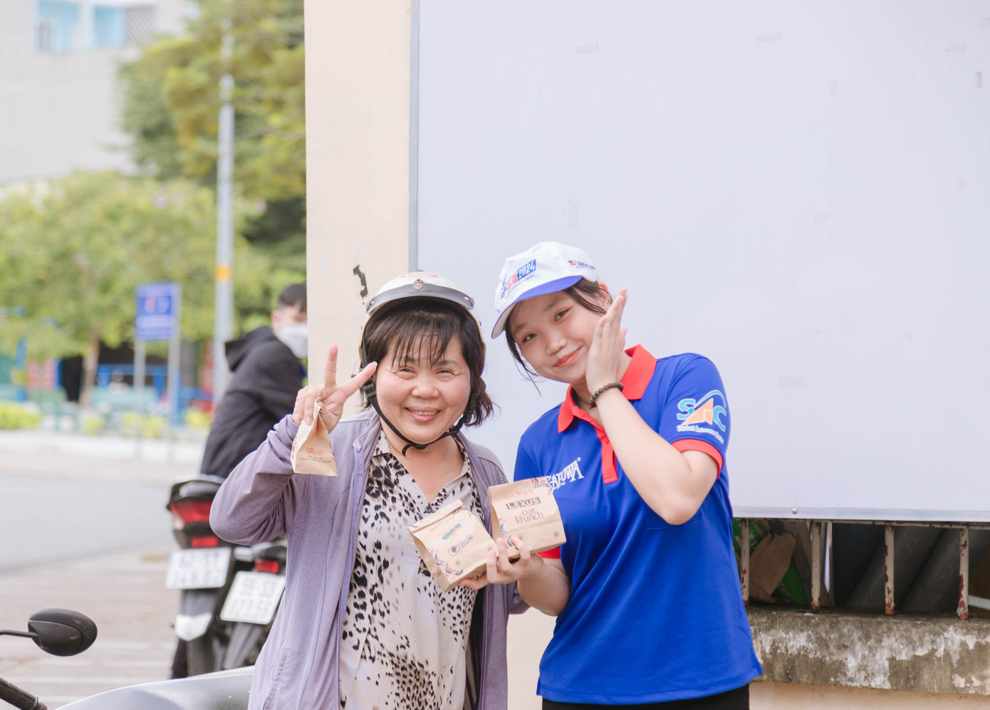 Không quên tiếp sức cho các phụ huynh trong quá trình chờ đón thí sinh.