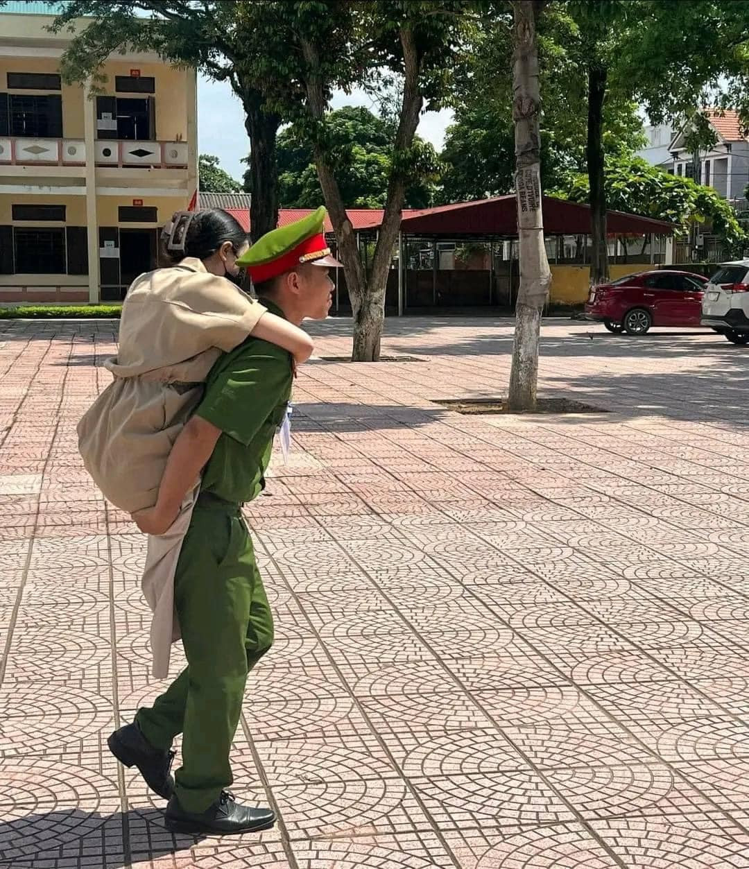 Đồng chí Cường hỗ trợ cõng nữ sinh đến phòng thi để đảm bảo kịp thời gian thi. Ảnh: Công an huyện Thanh Thủy Đồng chí Cường hỗ trợ cõng nữ sinh đến phòng thi để đảm bảo kịp thời gian thi. Ảnh: Công an huyện Thanh Thủy