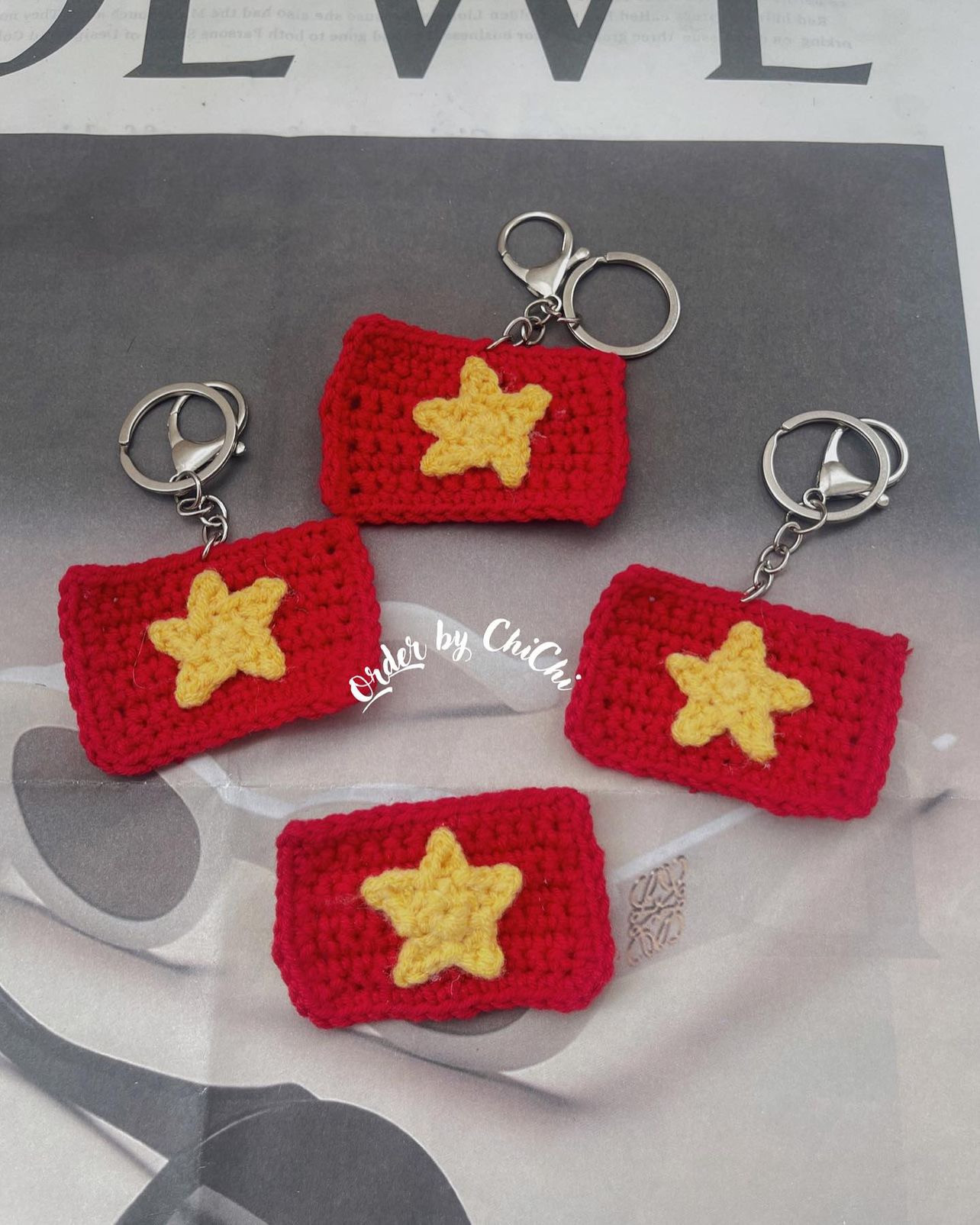 Nhiều chất liệu khác như len được sử dụng để khắc họa lá cờ Việt Nam. Nhiều chất liệu khác như len được sử dụng để khắc họa lá cờ Việt Nam.