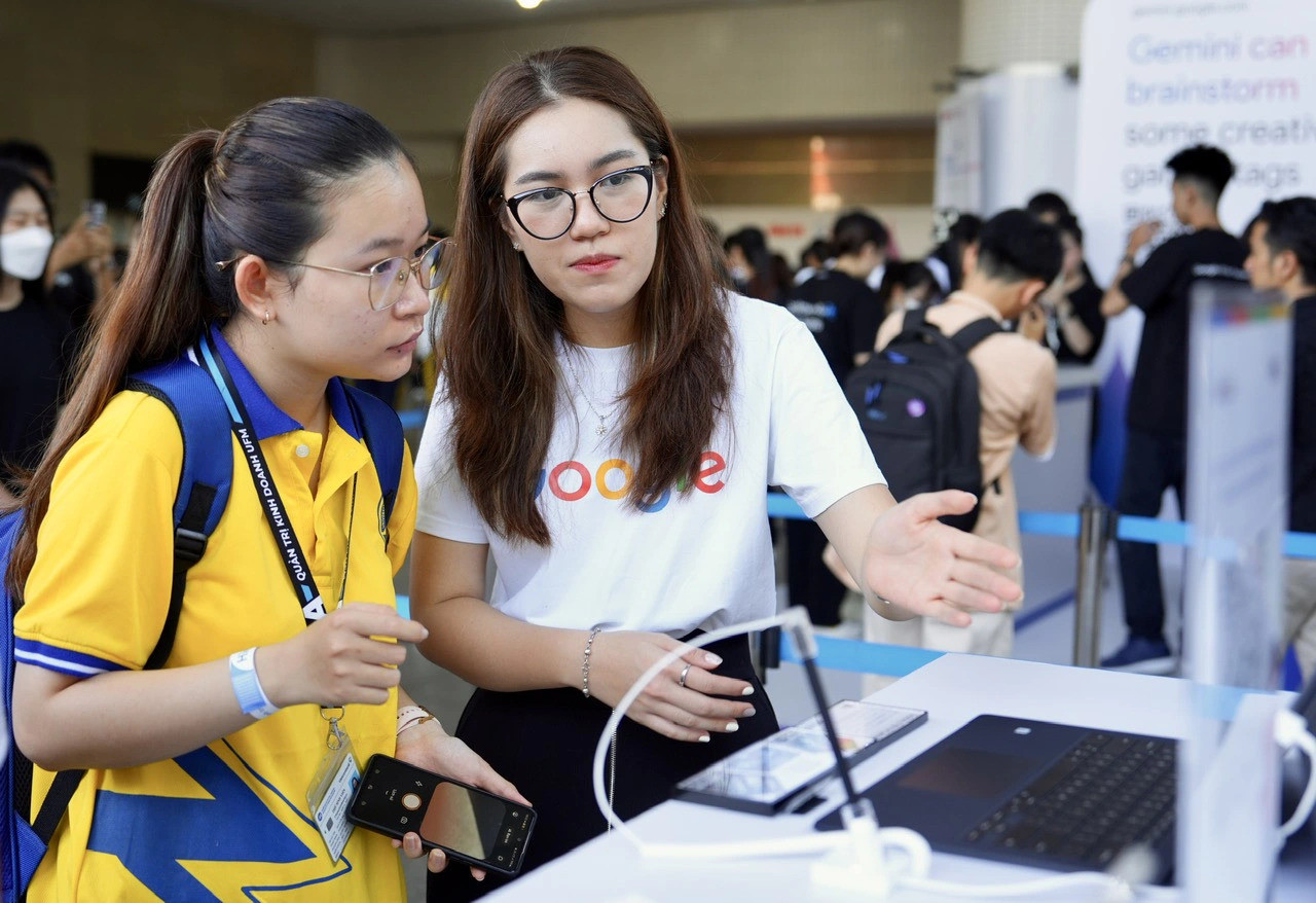 Các gian hàng ngoài trời đã cung cấp cho Gen Z cơ hội trải nghiệm các công cụ AI từ Google. Ảnh: Hữu Hạnh. Các gian hàng ngoài trời đã cung cấp cho Gen Z cơ hội trải nghiệm các công cụ AI từ Google. Ảnh: Hữu Hạnh.