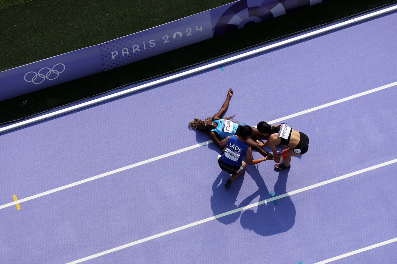 Pha Aphay đã ghi điểm tuyệt đối với người hâm mộ thể thao nhờ hành động tuyệt vời ngay trong lúc thi đấu. Ảnh: Getty Images.