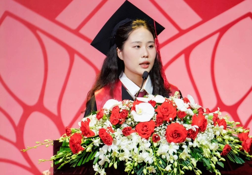 Cô nàng cũng là đại diện sinh viên phát biểu tại buổi lễ tốt nghiệp của "Harvard Việt Nam". Cô nàng cũng là đại diện sinh viên phát biểu tại buổi lễ tốt nghiệp của "Harvard Việt Nam".