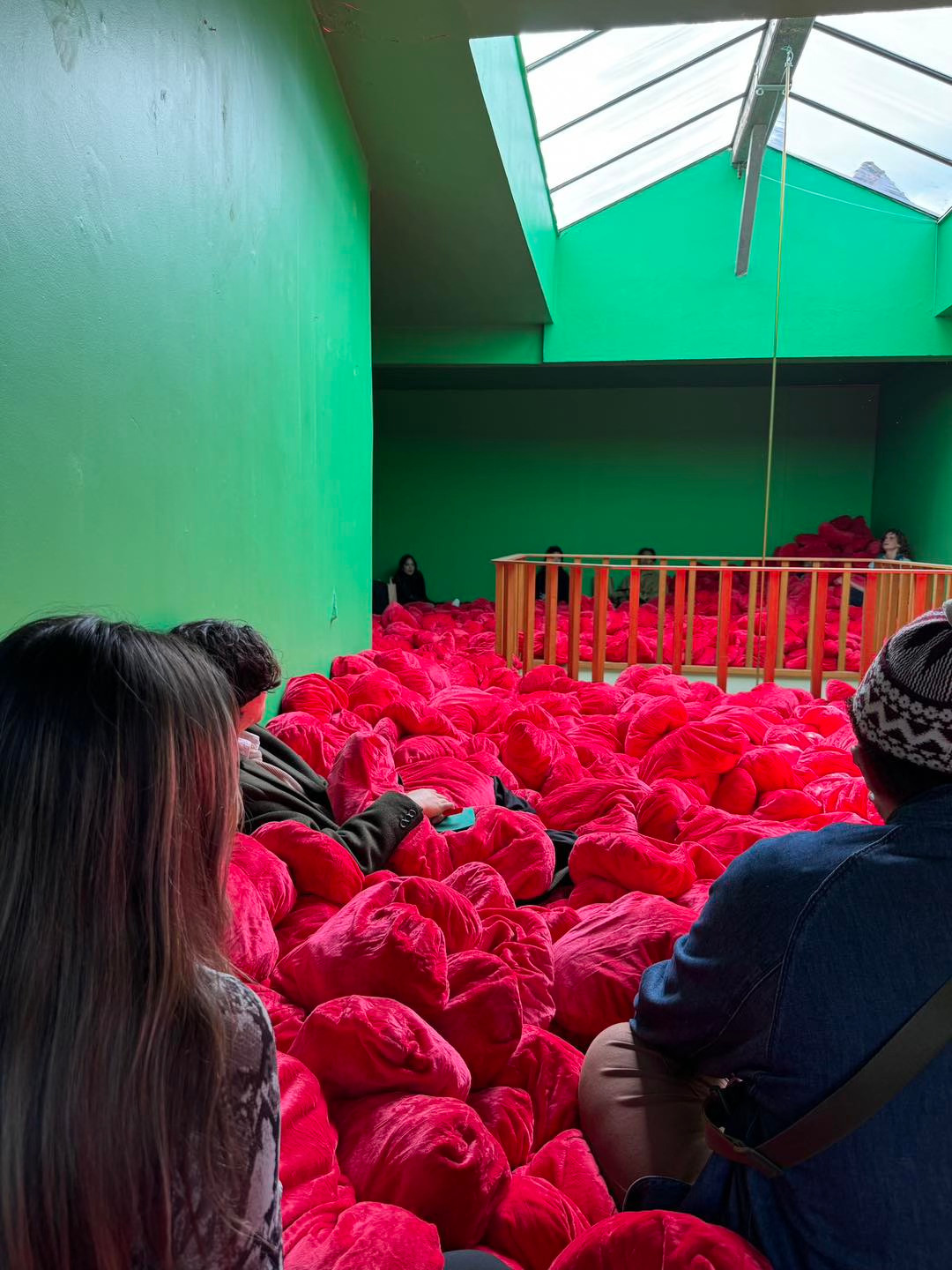 Hình ảnh được nam người mẫu đăng tải trên trang cá nhân về triển lãm hiện tại.