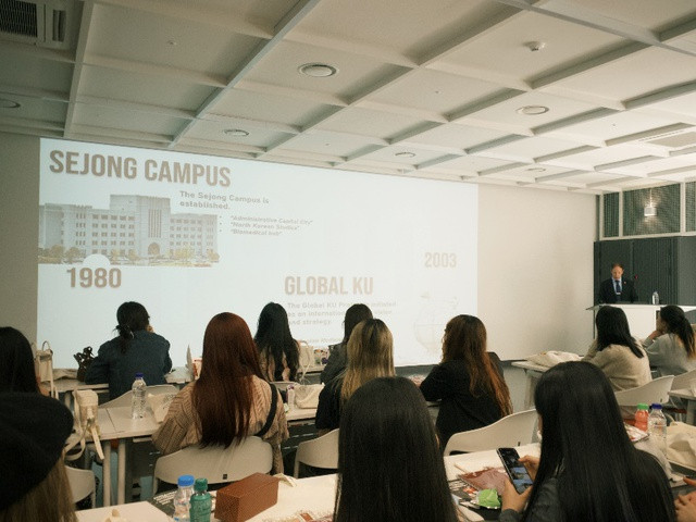 Các khoản học phí cao được cho là để có thêm hoạt động trải nghiệm, khám phá. Ảnh minh hoạ từ Internet. Các khoản học phí cao được cho là để có thêm hoạt động trải nghiệm, khám phá. Ảnh minh hoạ từ Internet.