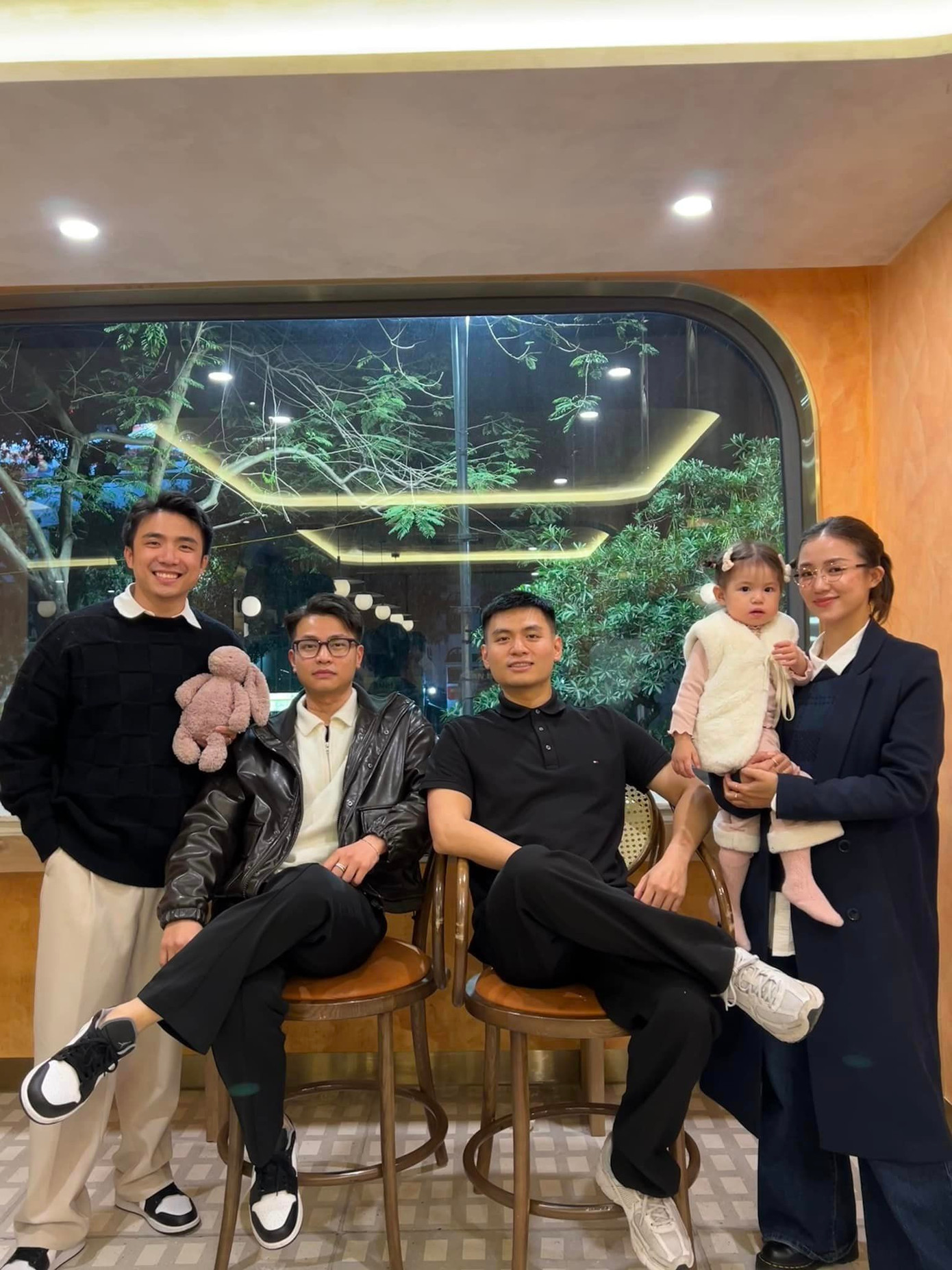 Tùng Dương cũng chính là một trong các thành viên đứng sau màn cầu hôn ấn tượng của gia đình Pam iu ơi Hải Long - Salim. Tùng Dương cũng chính là một trong các thành viên đứng sau màn cầu hôn ấn tượng của gia đình Pam iu ơi Hải Long - Salim.