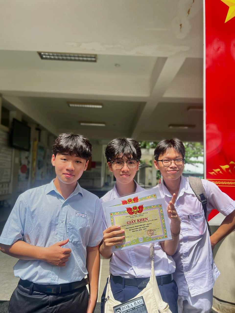 Đắc Duy (ở giữa) mong muốn mình có thể đậu vào trường THPT chuyên Lê Quý Đôn.