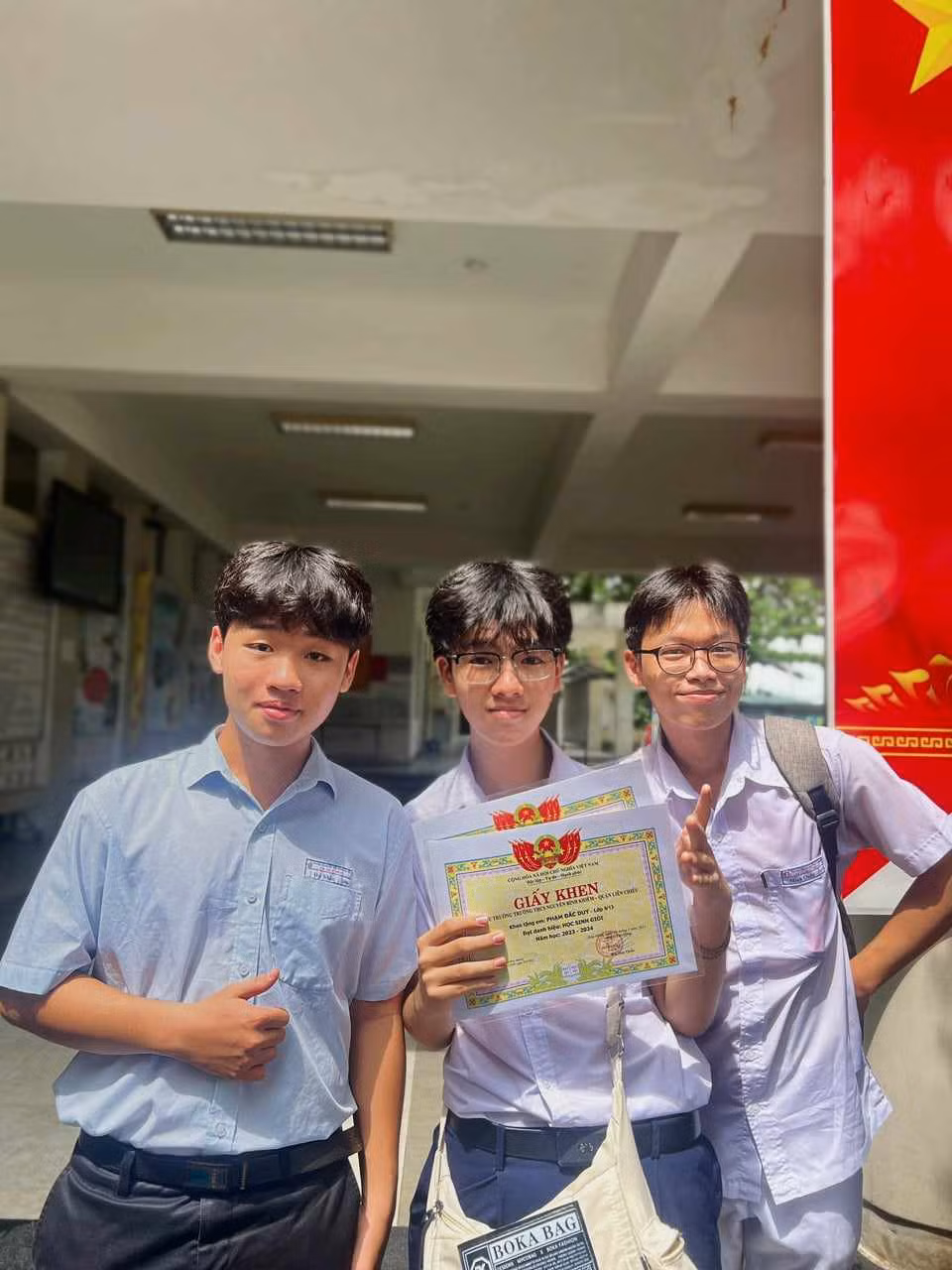 Đắc Duy (ở giữa) mong muốn mình có thể đậu vào trường THPT chuyên Lê Quý Đôn.