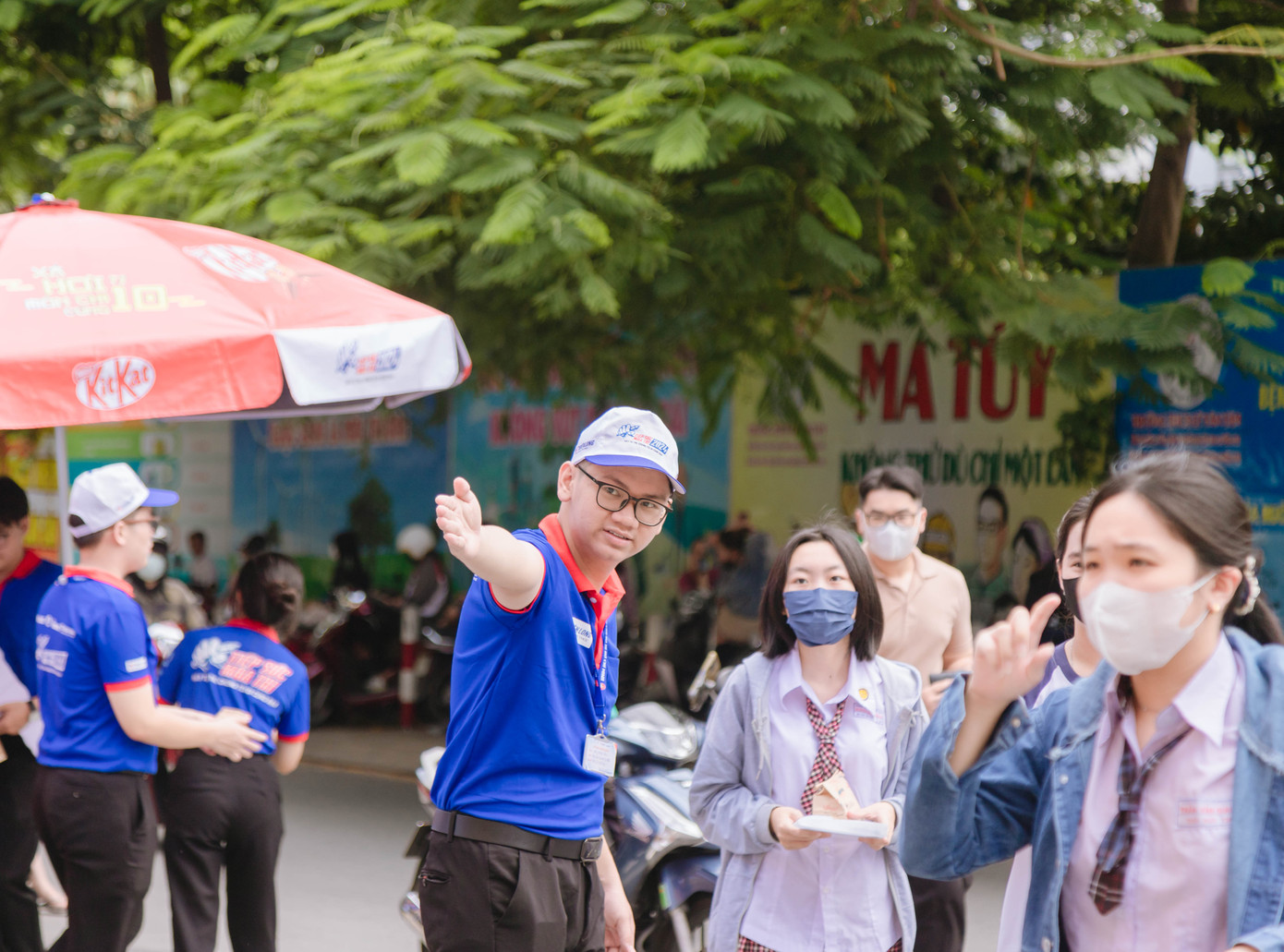 Các tình nguyện viên còn phối hợp với các lực lượng chức năng, đảm bảo an toàn giao thông cho các teen 2K6 khi đi thi.