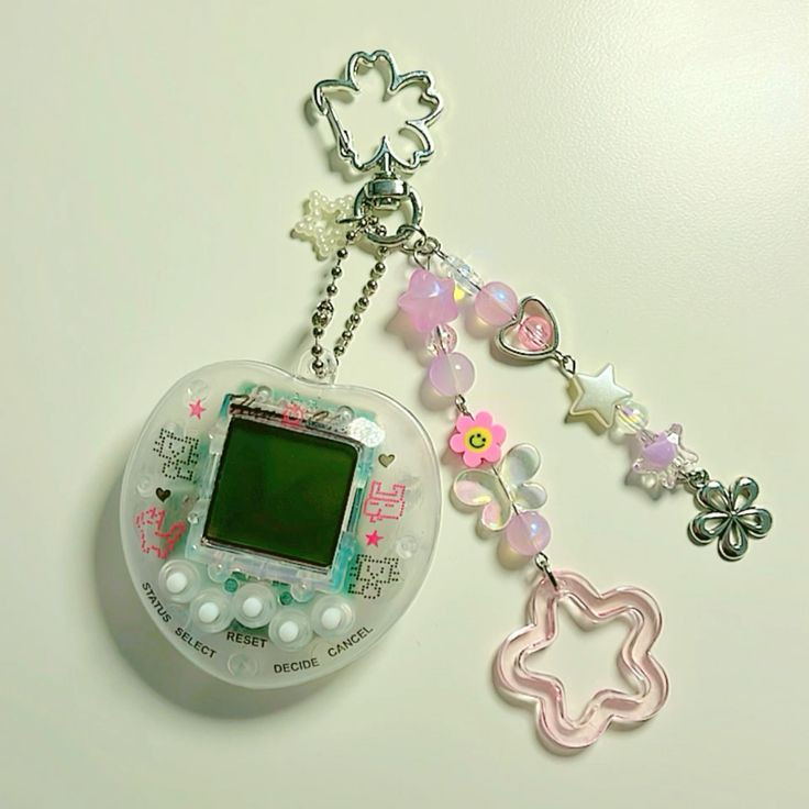 Thêm một chút sáng tạo và đồ trang trí, máy nuôi thú lại trở thành một món phụ kiện độc đáo với những ai theo đuổi phong cách Y2K hay cá tính. Thêm một chút sáng tạo và đồ trang trí, máy nuôi thú lại trở thành một món phụ kiện độc đáo với những ai theo đuổi phong cách Y2K hay cá tính.