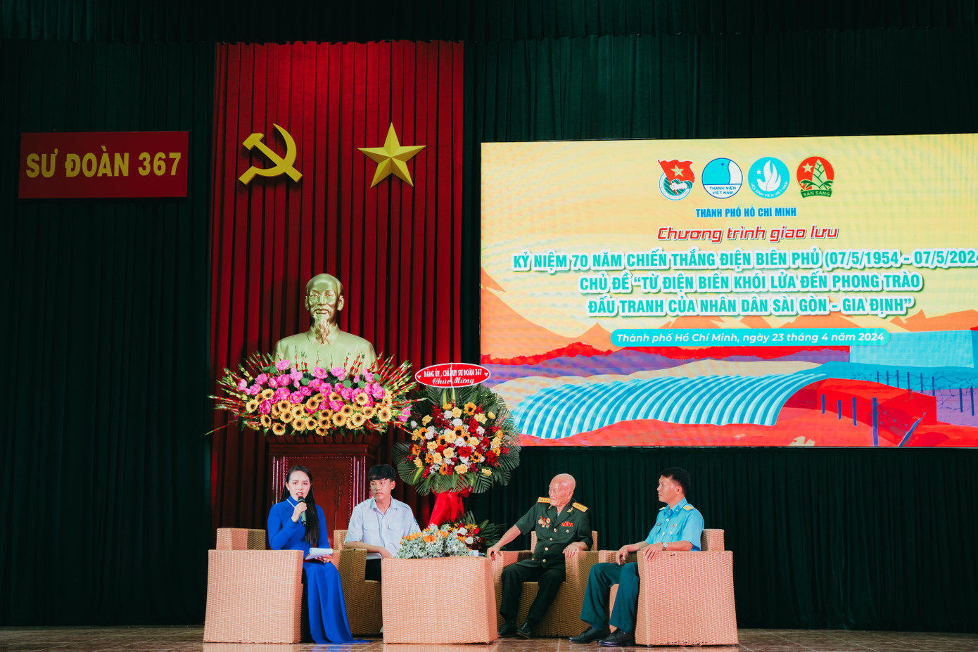 Những chia sẻ của các cựu chiến sĩ đã khiến nhiều thanh niên xúc động, nghẹn ngào.