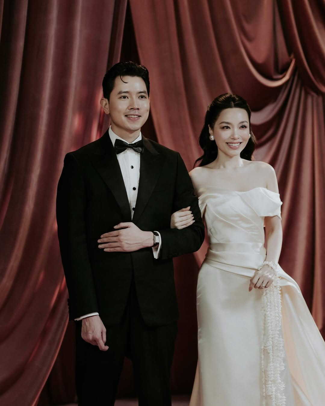 Ảnh cưới của cả hai liên tục nhận "bão tim" từ netizen vì quá điện ảnh! Ảnh: IGNV. Ảnh cưới của cả hai liên tục nhận "bão tim" từ netizen vì quá điện ảnh! Ảnh: IGNV.