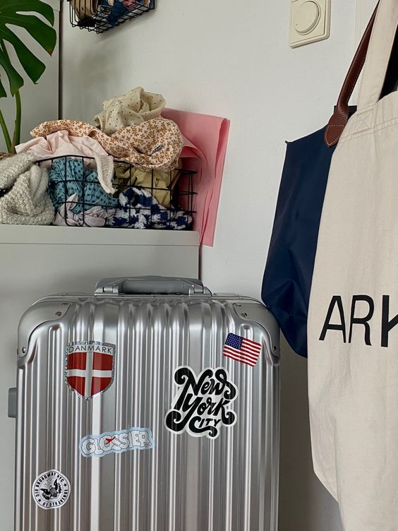 Bạn có thể tham khảo ý tưởng từ Pinterest để tự trang trí hành lý mang đậm dấu ấn cá nhân. Bạn có thể tham khảo ý tưởng từ Pinterest để tự trang trí hành lý mang đậm dấu ấn cá nhân.