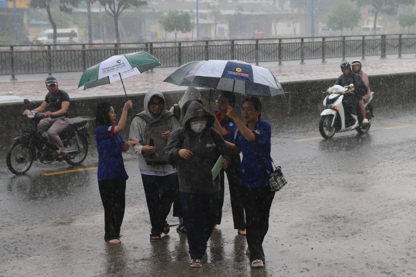 Dù nắng hay mưa, đội hình tiếp sức vẫn năng nổ hoạt động để thí sinh an tâm làm bài. Ảnh: Tiếp sức mùa thi - TP.HCM