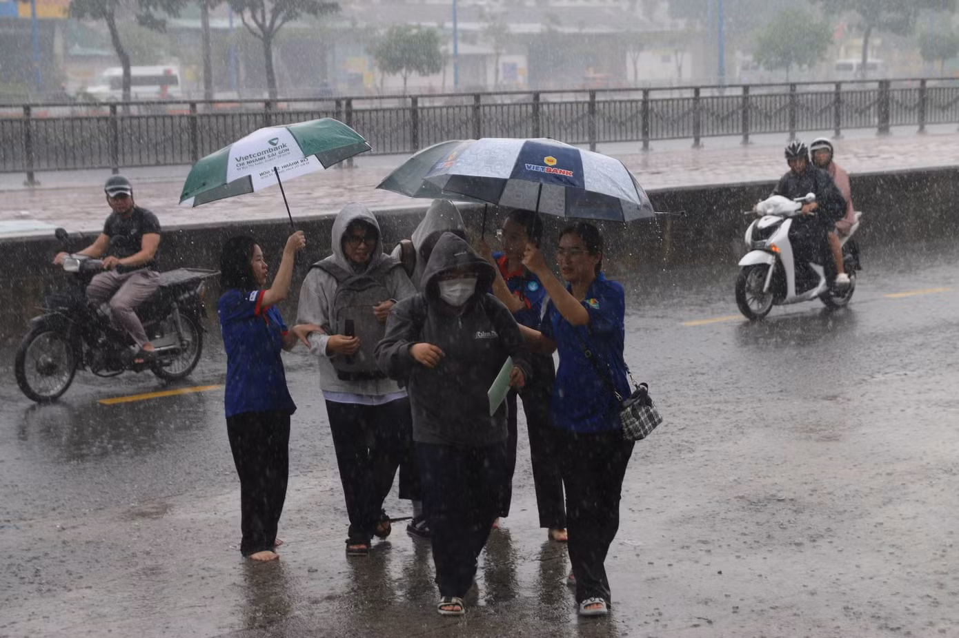 Dù nắng hay mưa, đội hình tiếp sức vẫn năng nổ hoạt động để thí sinh an tâm làm bài. Ảnh: Tiếp sức mùa thi - TP.HCM Dù nắng hay mưa, đội hình tiếp sức vẫn năng nổ hoạt động để thí sinh an tâm làm bài. Ảnh: Tiếp sức mùa thi - TP.HCM