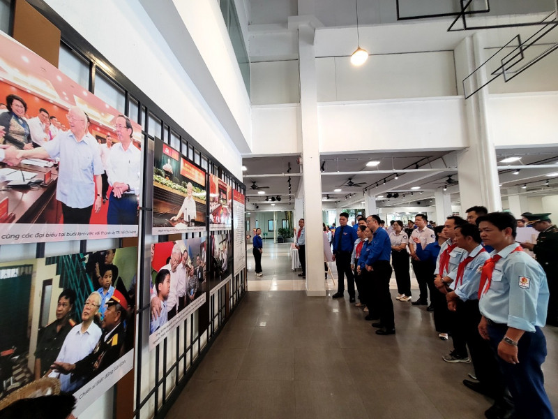 Bên cạnh tư liệu hình ảnh, các tác phẩm của Tổng Bí thư Nguyễn Phú Trọng cũng được trưng bày tại không gian. Ảnh: Phú Lữ