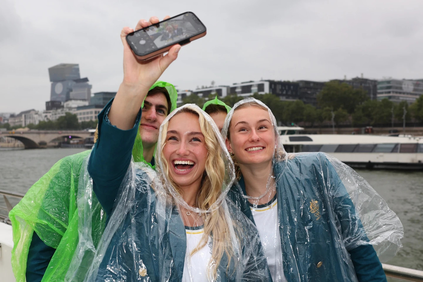 Thời tiết "khó chiều" ở Pháp cũng không khiến các vận động viên Úc giảm sự hào hứng. Ảnh: Australian Financial Review. Thời tiết "khó chiều" ở Pháp cũng không khiến các vận động viên Úc giảm sự hào hứng. Ảnh: Australian Financial Review.