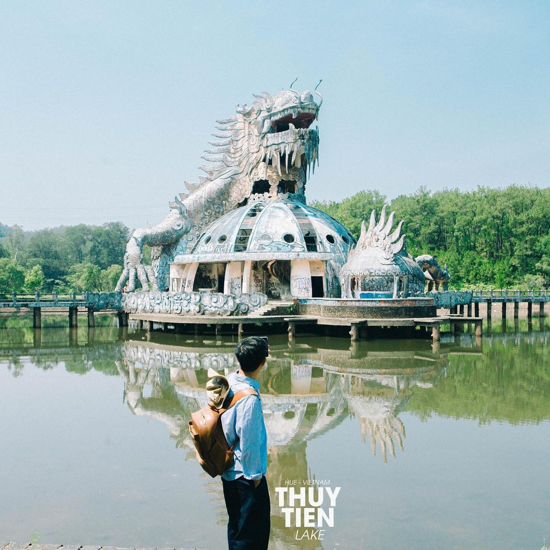 Tượng rồng thu hút khách du lịch, người trẻ vì vẻ ngoài hoài cổ, ma mị. Ảnh: @friandasie_, @ngo_nguyen__, @hoangminh.dg. Tượng rồng thu hút khách du lịch, người trẻ vì vẻ ngoài hoài cổ, ma mị. Ảnh: @friandasie_, @ngo_nguyen__, @hoangminh.dg.