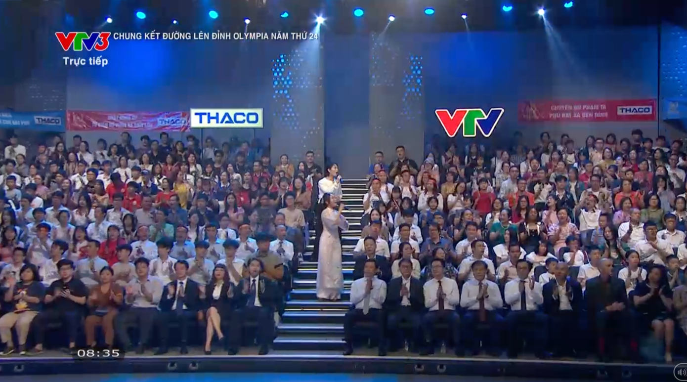 Hai nghệ sĩ Phương Mỹ Chi - Hoàng Dũng hát mở màn trận Chung kết năm.