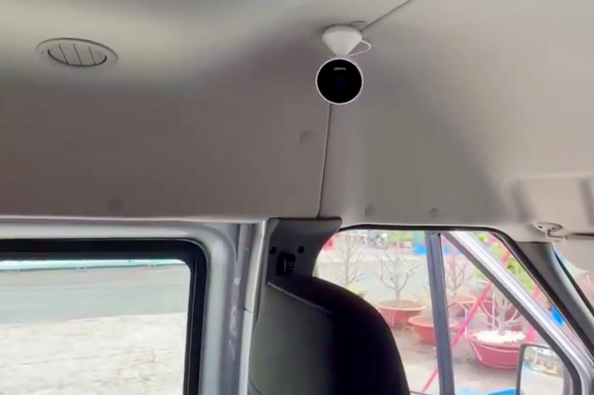 Hệ thống camera giám sát, nhận dạng học sinh lên xuống cùng thiết bị xác nhận hoàn thành công việc đưa đón lắp ở cuối xe có thể giúp tài xế đảm bảo không một ai bị bỏ quên. Ảnh: Internet. Hệ thống camera giám sát, nhận dạng học sinh lên xuống cùng thiết bị xác nhận hoàn thành công việc đưa đón lắp ở cuối xe có thể giúp tài xế đảm bảo không một ai bị bỏ quên. Ảnh: Internet.