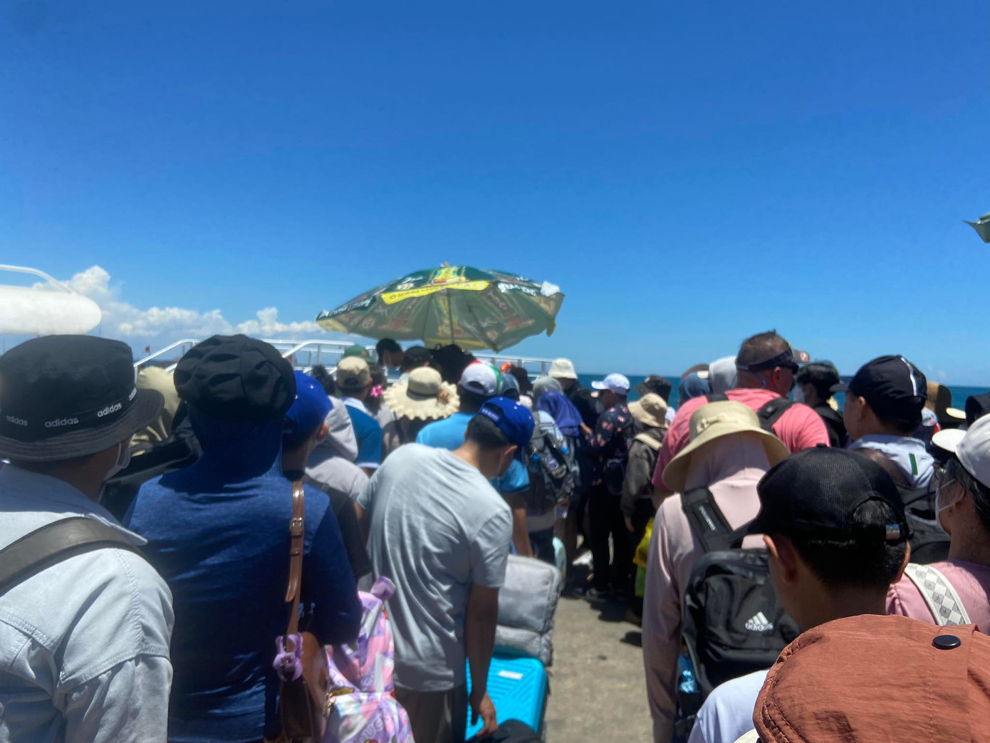 Ngay từ khi có mặt tại bến tàu, lượng khách đã tập trung đông đảo. Ảnh: NVCC. Ngay từ khi có mặt tại bến tàu, lượng khách đã tập trung đông đảo. Ảnh: NVCC.