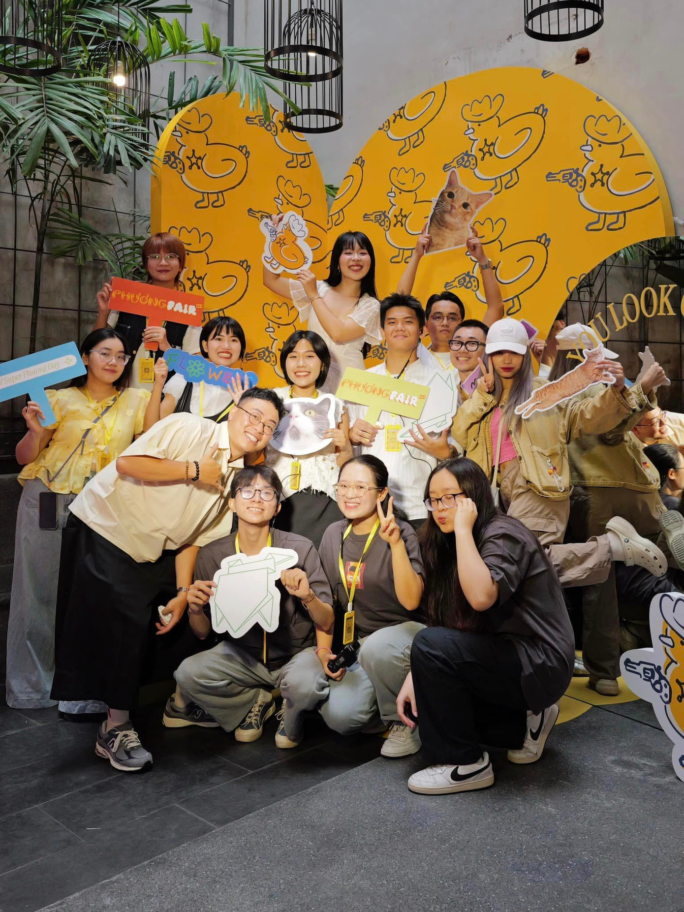 Cơ hội trải nghiệm trực tiếp trước khi "săn sale" khiến nhiều người thích thú trước hình thức mua hàng "online" và "offline" kết hợp.