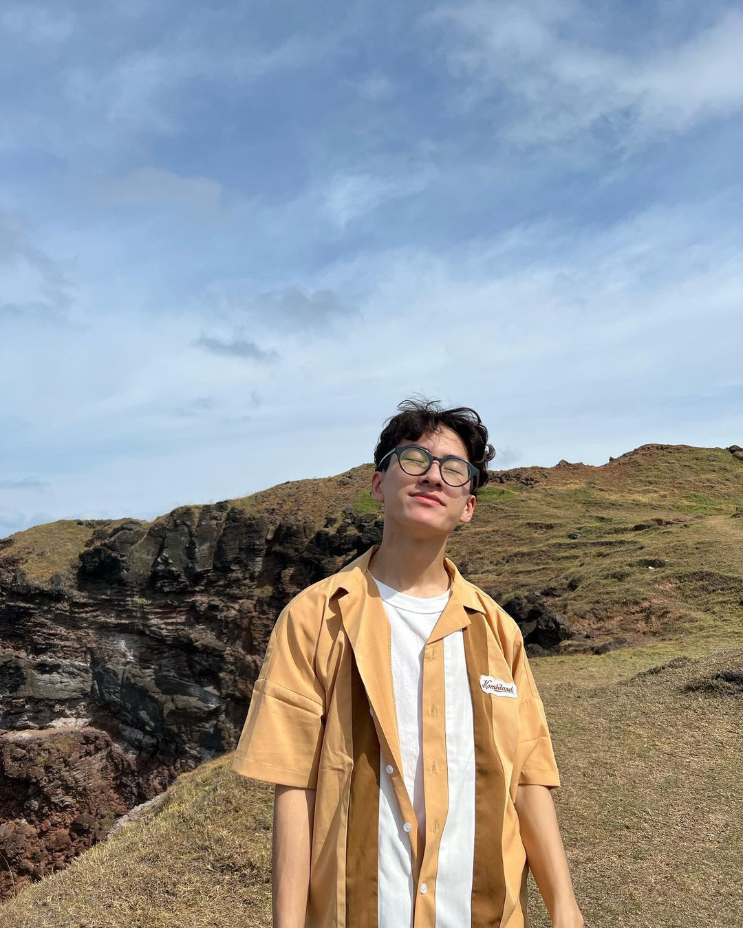 Có gì chia sẻ đó, "ngớ ngẩn" hay "điên" xíu cũng vẫn là phong cách cá nhân của Đình An. Có gì chia sẻ đó, "ngớ ngẩn" hay "điên" xíu cũng vẫn là phong cách cá nhân của Đình An.