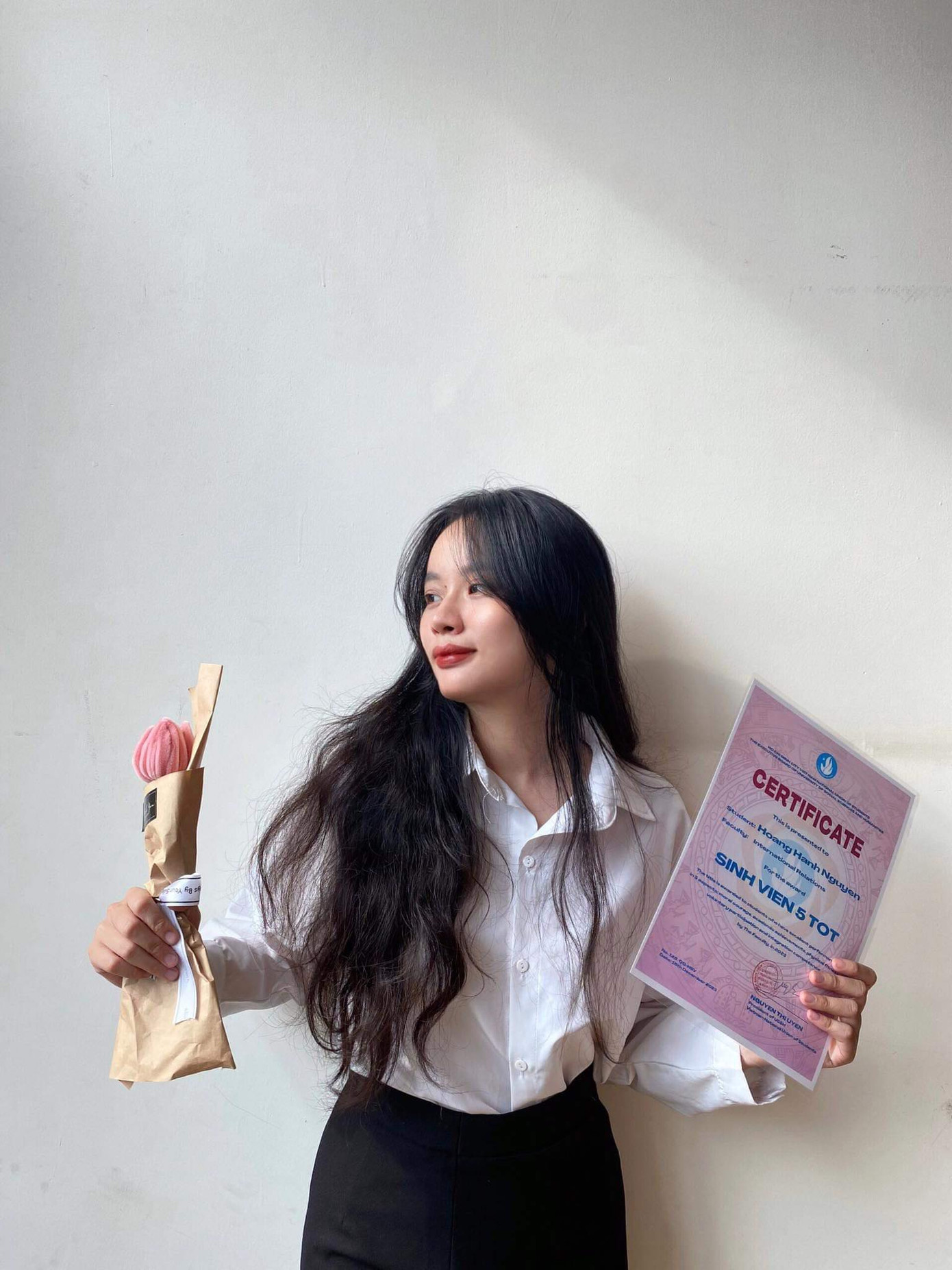 Đổi rèm cửa là cách Hạnh Nguyên, Bảo Châu "đối phó" với thời tiết nắng nóng.