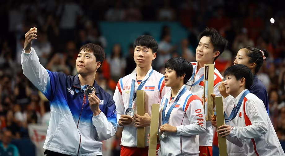 Các VĐV thể hiện tinh thần thể thao xuyên biên giới của Thế vận hội. Ảnh: Getty Images