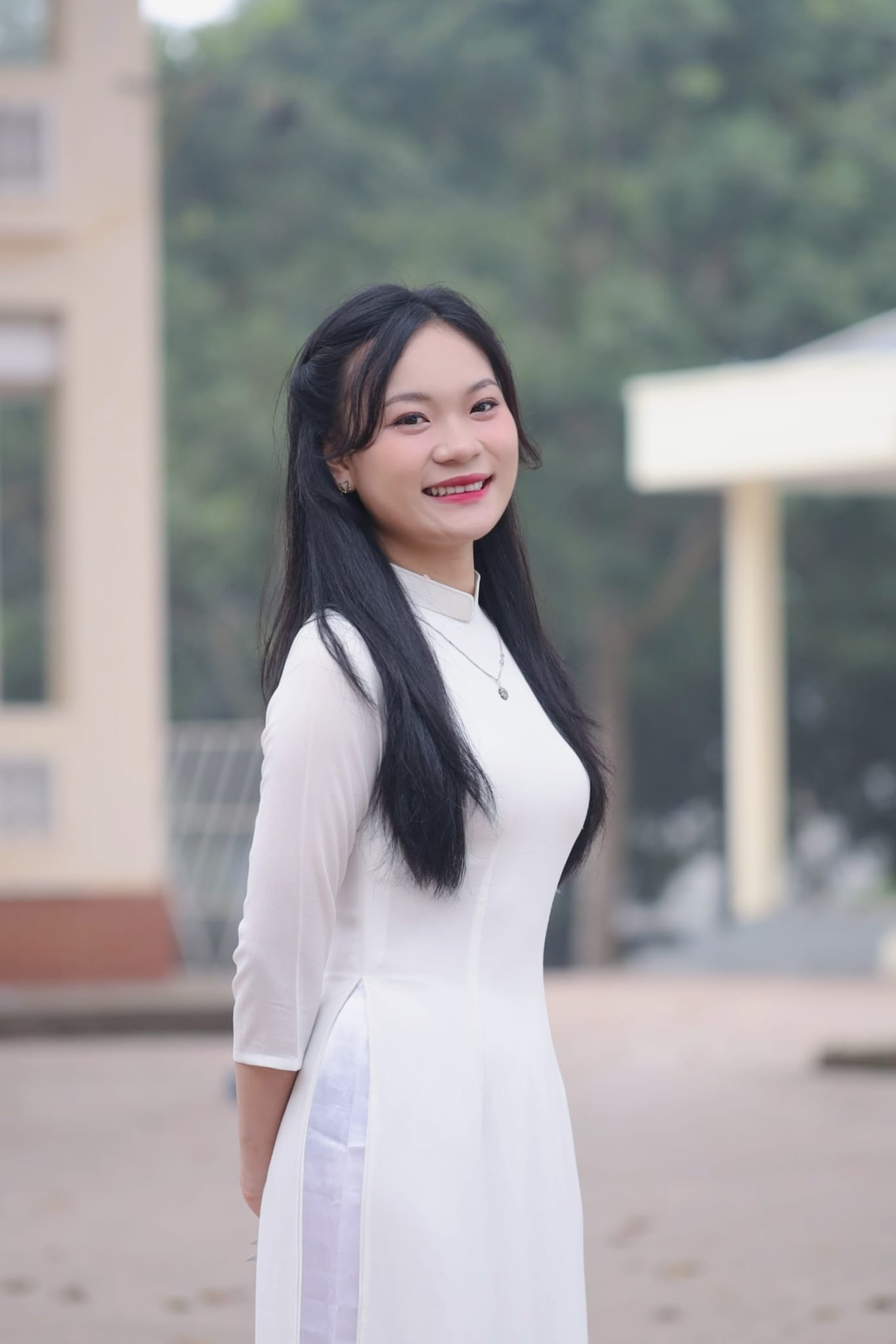 Thuỷ Tiên tích cực tìm thêm các đề thi tham khảo, minh họa trực tuyến. Ảnh: NVCC