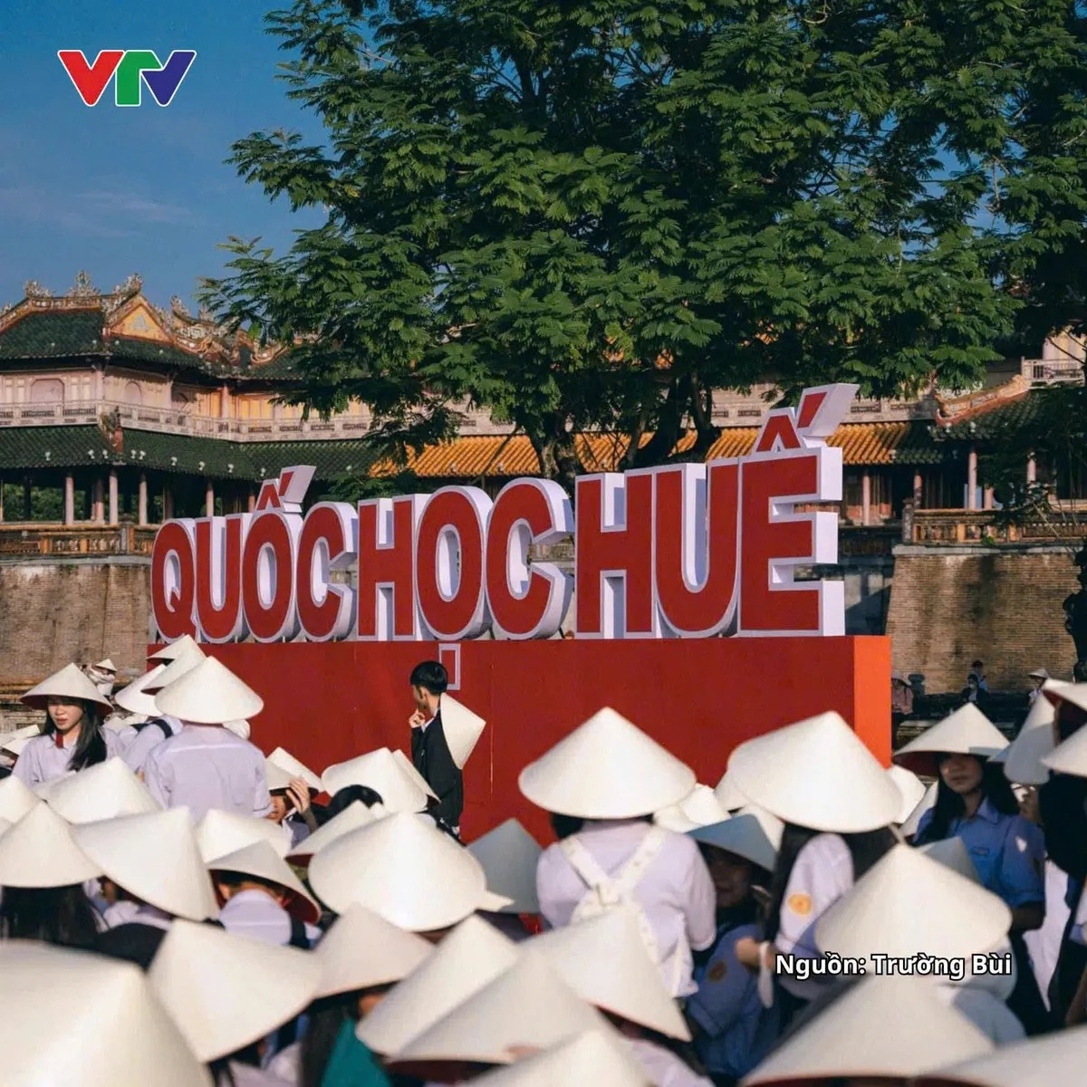 Điểm cầu tại Thừa Thiên Huế gây ấn tượng với hình ảnh nón lá đậm chất truyền thống ở vùng đất Cố đô. Ảnh: Trường Bùi. Điểm cầu tại Thừa Thiên Huế gây ấn tượng với hình ảnh nón lá đậm chất truyền thống ở vùng đất Cố đô. Ảnh: Trường Bùi.