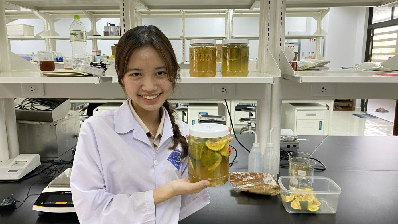 Các sáng kiến, hỗ trợ cho người khiếm thị (trái) hay nghiên cứu enzym từ rác hữu cơ (phải) đều là những thành quả của các sinh viên giành được học bổng Sharing the Dream.