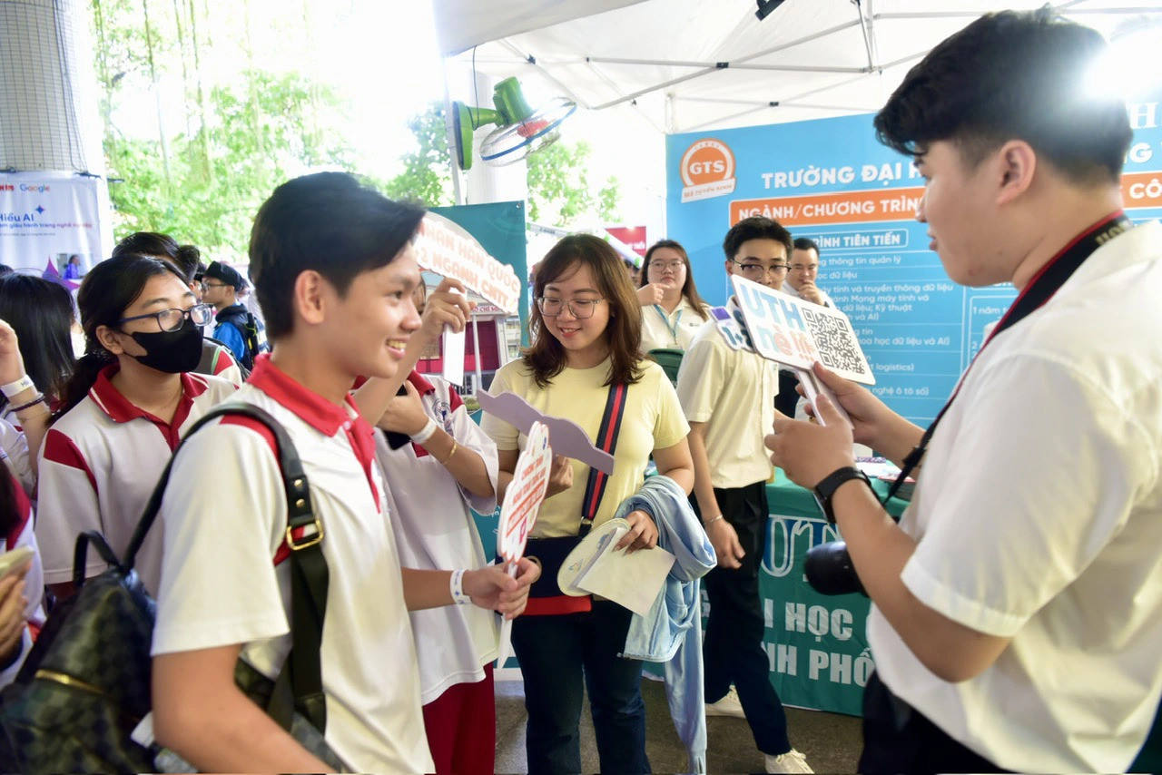 Teen tham gia vào các gian hàng có ứng dụng AI từ các trường đại học. Ảnh: T.T.D Teen tham gia vào các gian hàng có ứng dụng AI từ các trường đại học. Ảnh: T.T.D