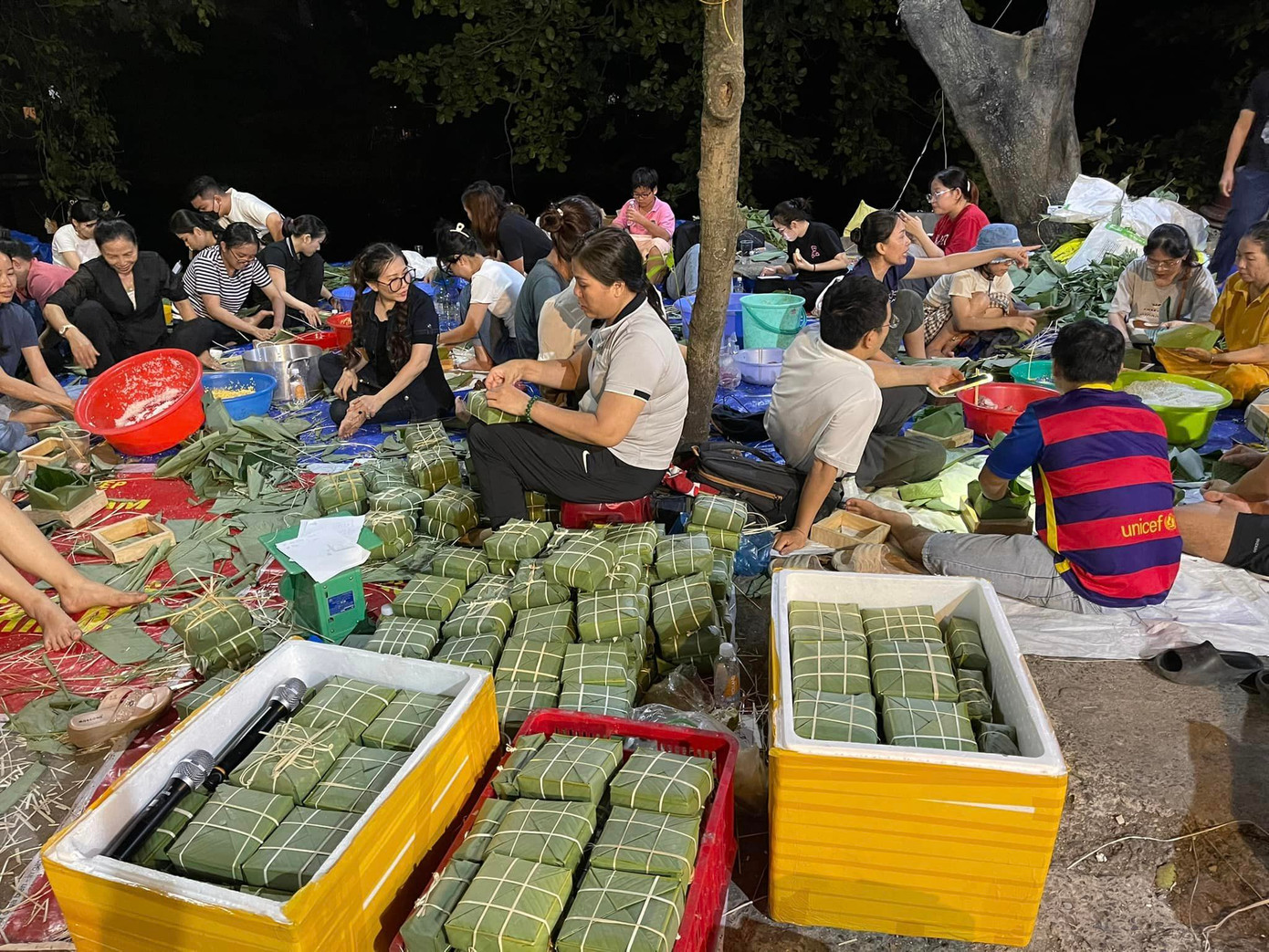 Tất cả cùng chung sức chung lòng cho một dự án mang tên “Bánh chưng có thịt” nhằm gửi 2.000 cái bánh chưng cho người vô gia cư, các mái ấm và bệnh nhân khó khăn ở TP.HCM. Ảnh: Flying Heart.