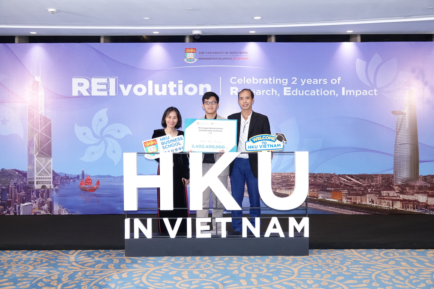 Ngay sau khi nhận kết quả, Dương (ở giữa) đã gọi ngay cho mẹ như một lời cảm ơn vì mẹ đã cùng đồng hành trong thời gian xét nộp học bổng.