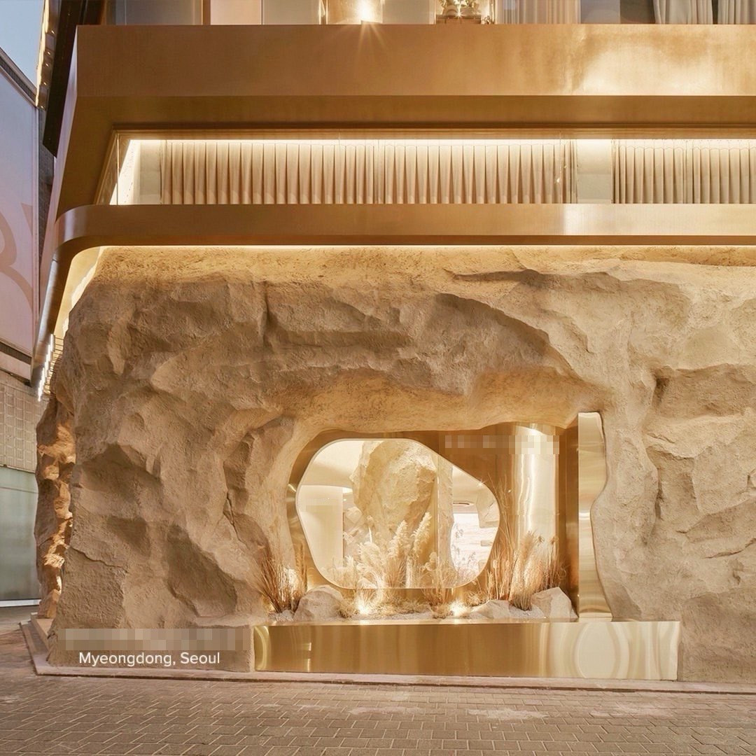 So sánh giữa hình ảnh của hai sự kiện, có thể nhận thấy sự tương đồng về phong cách, thiết kế của nhãn hàng S. tại các thị trường. Ảnh: Fanpage nhãn hàng. So sánh giữa hình ảnh của hai sự kiện, có thể nhận thấy sự tương đồng về phong cách, thiết kế của nhãn hàng S. tại các thị trường. Ảnh: Fanpage nhãn hàng.