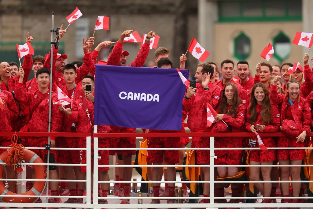 Trên dòng sông Seine, đoàn thể thao Canada đỏ rực một góc trời. Ảnh: Reuters. Trên dòng sông Seine, đoàn thể thao Canada đỏ rực một góc trời. Ảnh: Reuters.