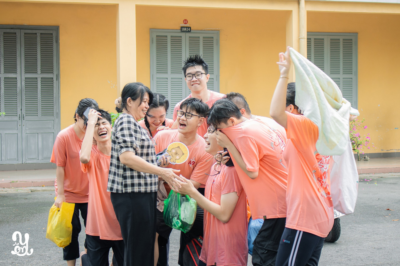 Với chiếc áo lớp rực rỡ, teen Minh Khai đã có một ngày "ra trường" vui quên lối về. Ảnh: Chương trình Tri ân - Trưởng thành Minh Khai.