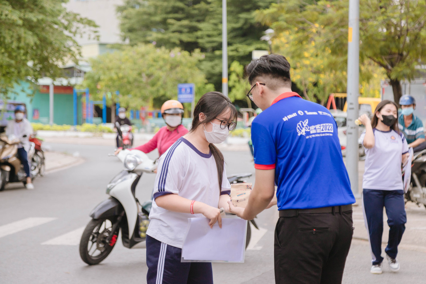 Bánh, kẹo để nạp đường, bổ sung năng lượng được chuẩn bị đầy đủ. Ảnh: Học viện cán bộ.