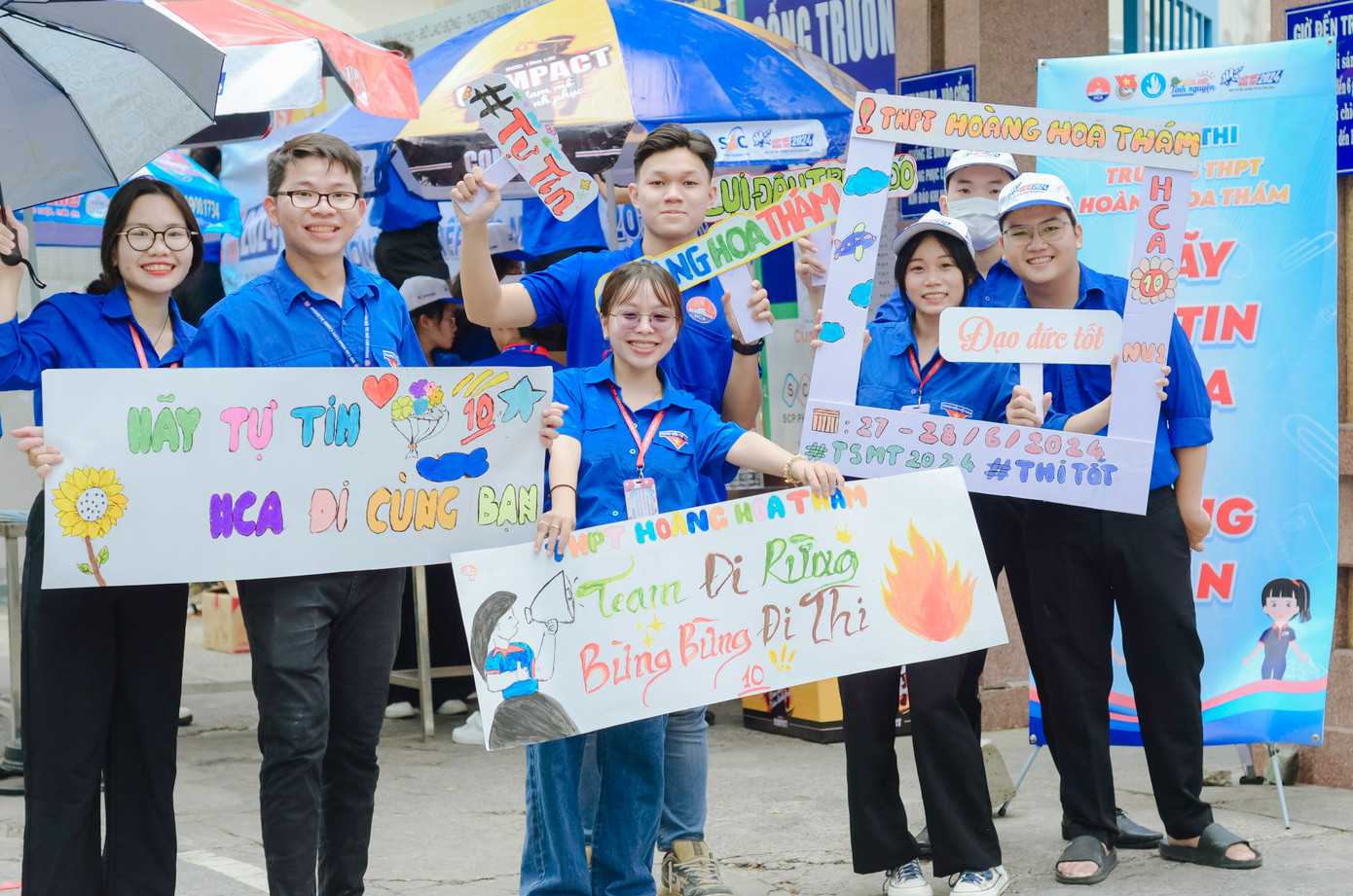 Lực lượng áo xanh với những hoạt động thú vị đã hỗ trợ rất tận tình cho các sĩ tử 2K6 trong mùa thi quan trọng. Ảnh: Học viện Cán bộ.