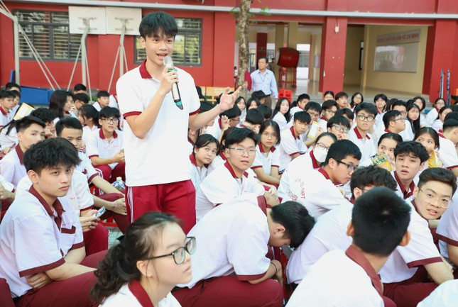 Nhiều teen đã đưa ra các câu hỏi để chuyên gia giải đáp. Nhiều teen đã đưa ra các câu hỏi để chuyên gia giải đáp.