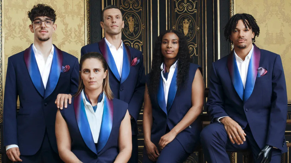 Hiệu ứng chuyển màu ở cổ áo xứng danh "kinh đô thời trang". Ảnh: Olympic Paris 2024. Hiệu ứng chuyển màu ở cổ áo xứng danh "kinh đô thời trang". Ảnh: Olympic Paris 2024.