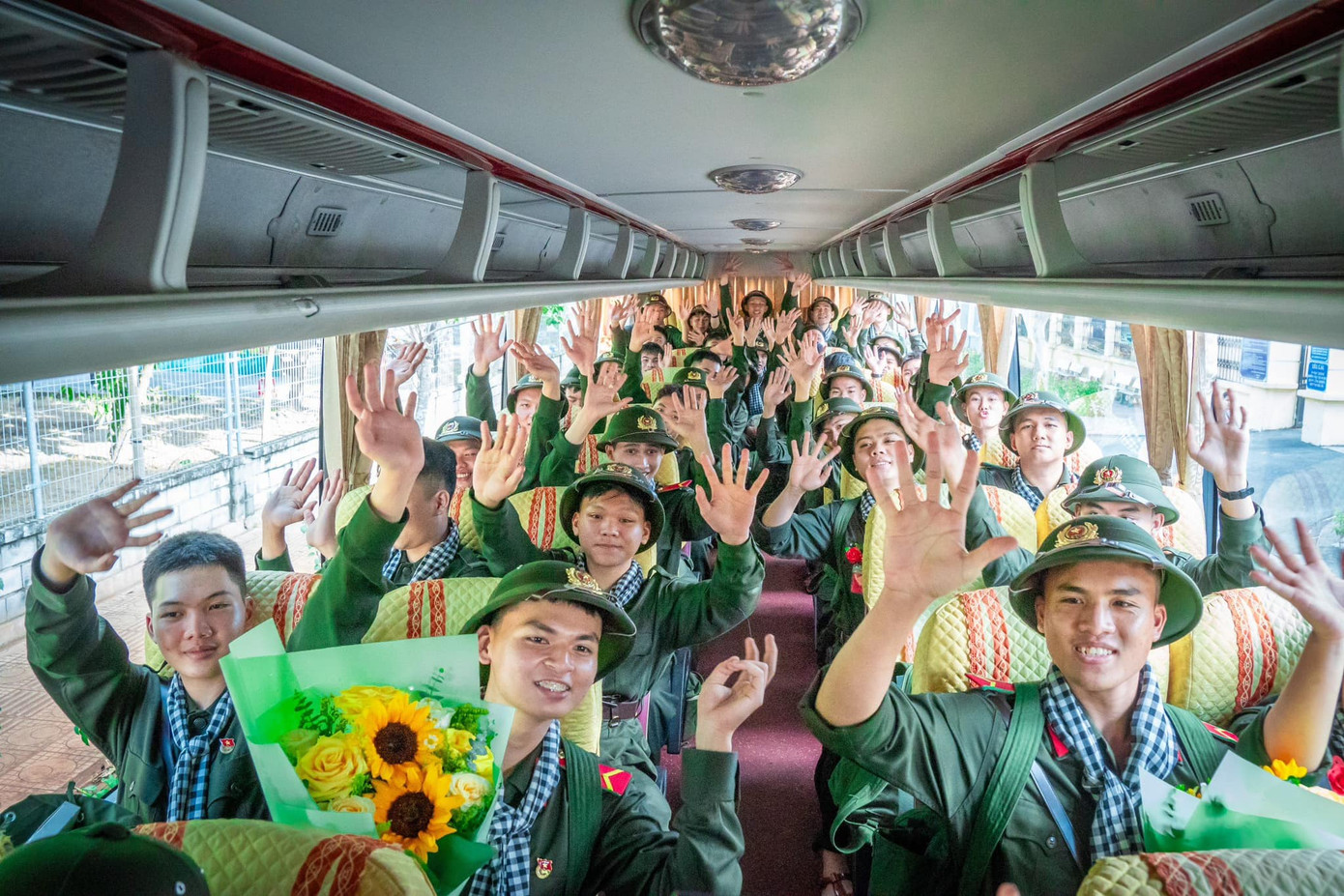 Không khí sôi nổi của các chiến sĩ trước một hành trình mới. Không khí sôi nổi của các chiến sĩ trước một hành trình mới.