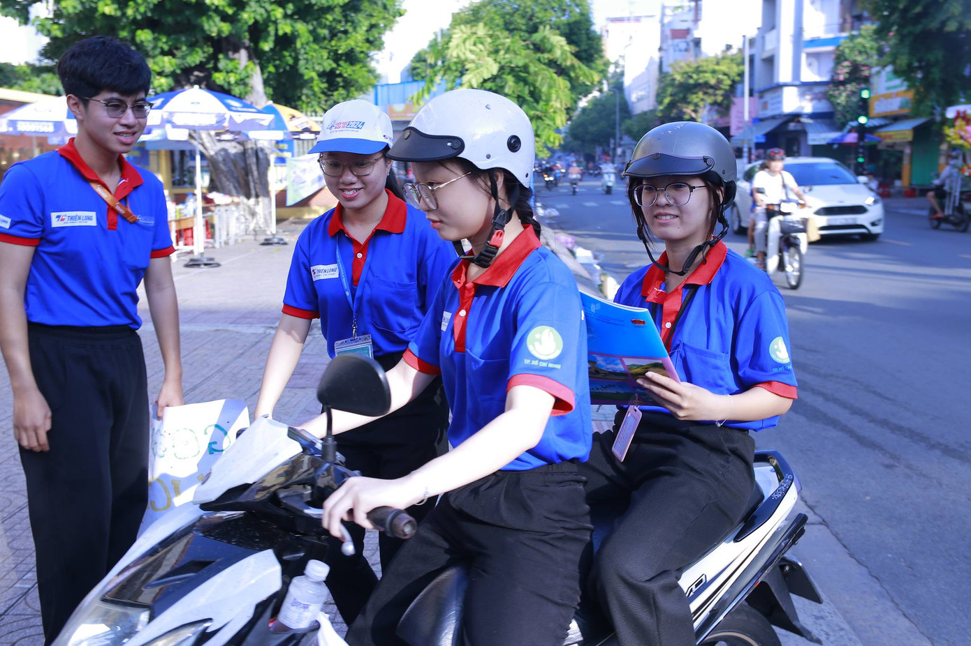 Lan Chi và đồng đội thấp thỏm trong suốt chặng đường đi vì sợ không kịp giờ làm bài của sĩ tử.